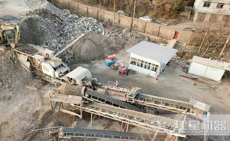 建筑垃圾移動(dòng)破碎站處理建筑垃圾的現(xiàn)場